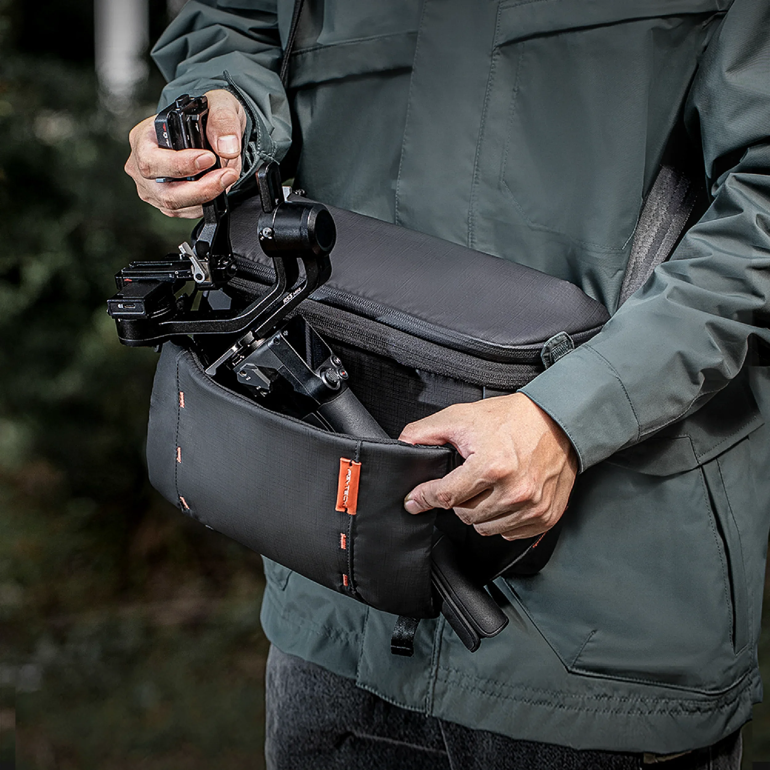תיק סלינג שחור 7 ליטר PGYTECH OneMo Sling