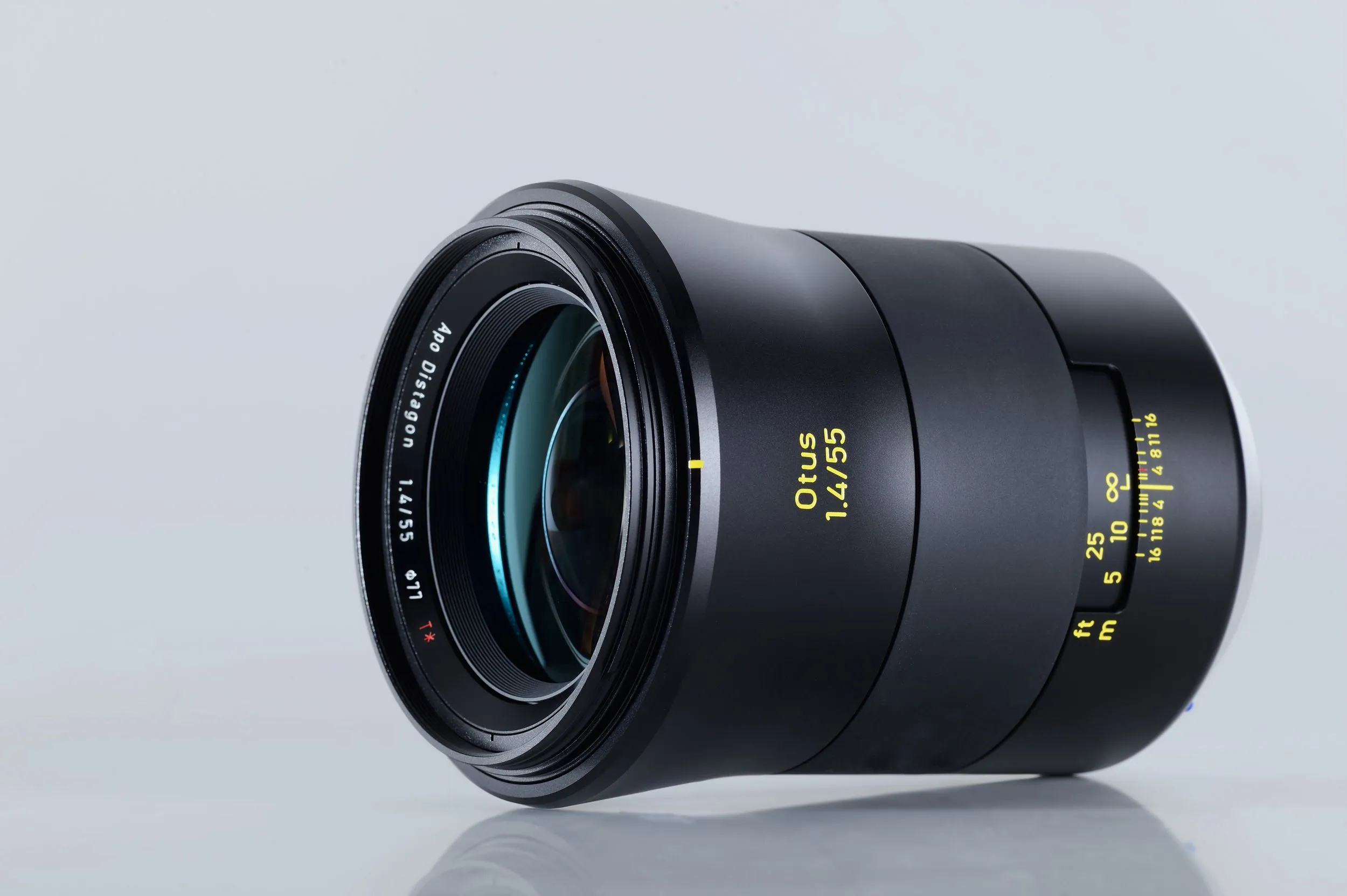 עדשת ZEISS 55mm f/1.4 Otus למצלמות CANON