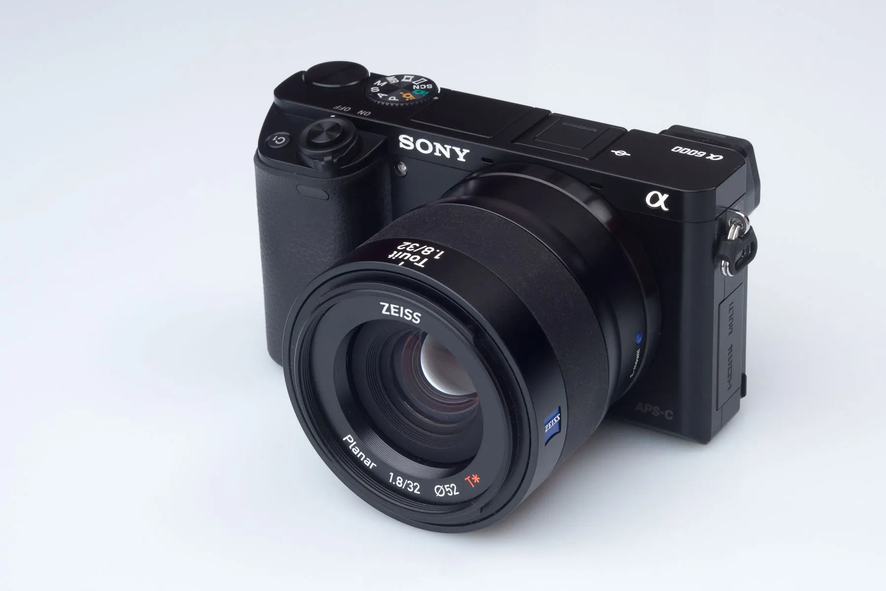 עדשת ZEISS Touit 32mm f/1.8 למצלמות SONY E-MOUNT APS-C