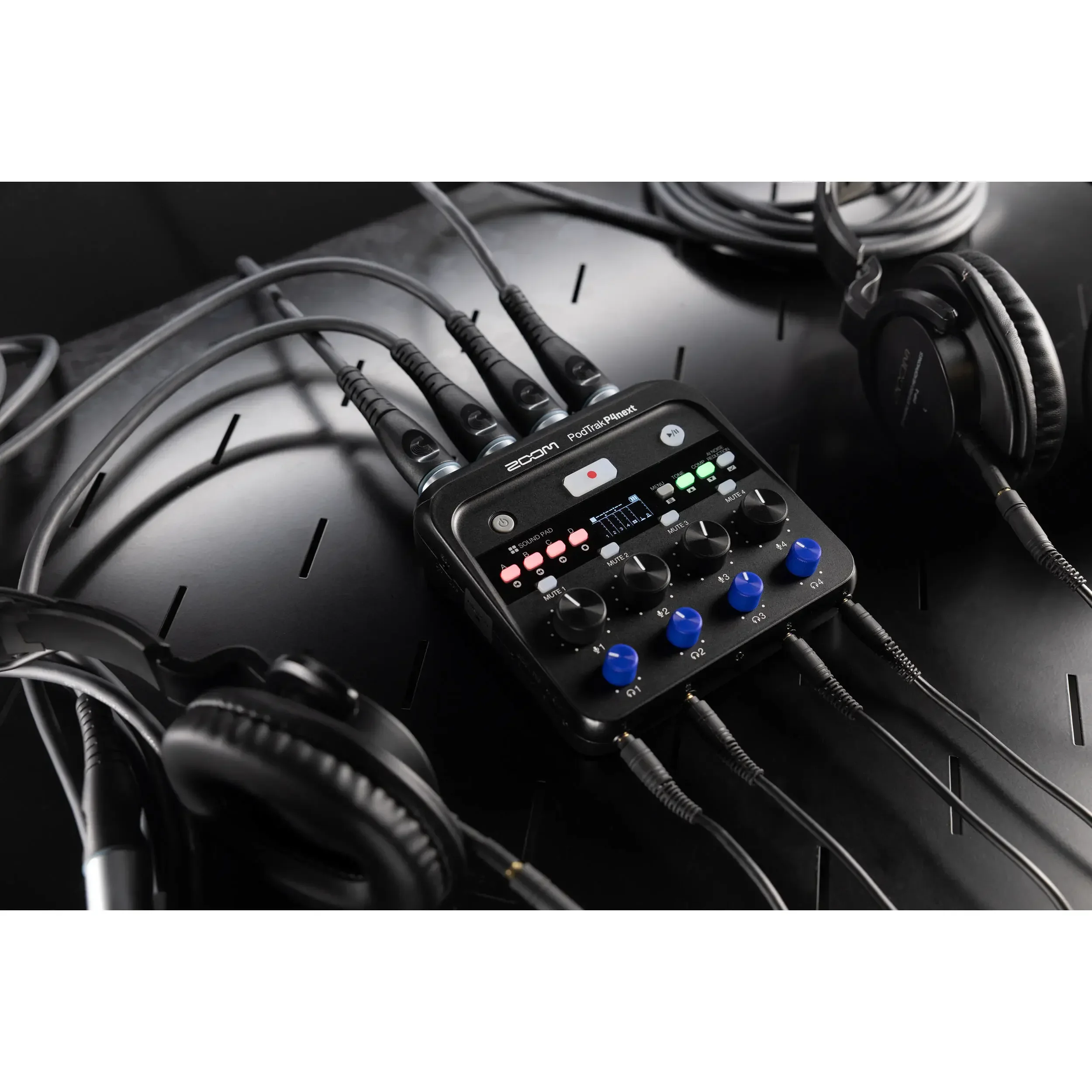מקליט לפודקאסט 4 ערוצים  Zoom PodTrak P4next
