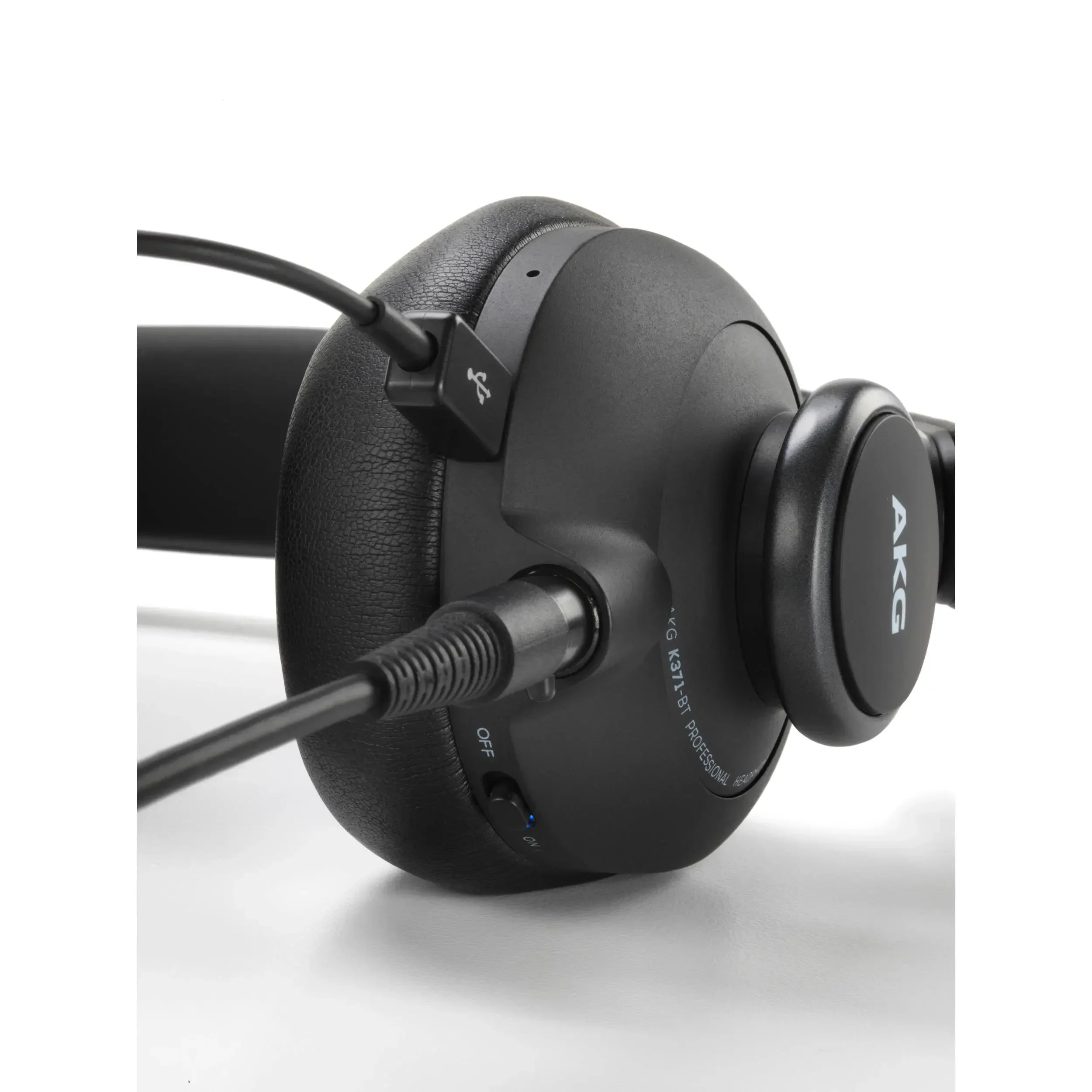 אוזניות אולפן סגורות AKG K371 BT