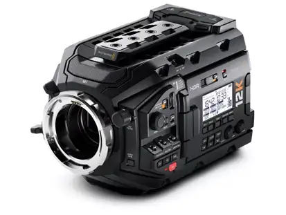 מצלמת וידאו עם עדשה מתחלפת Blackmagic